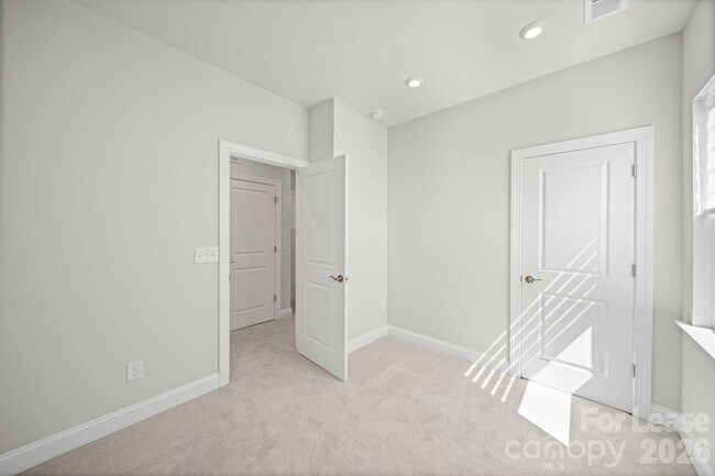 Building Photo - 424 Old Town Vlg Rd