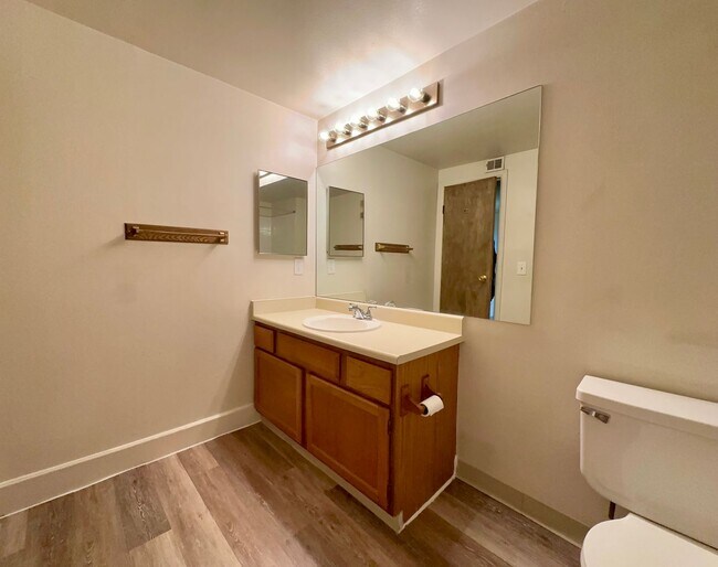 Building Photo - Lovely 1 Bedroom, 1 Bathroom Lakewood Cond...
