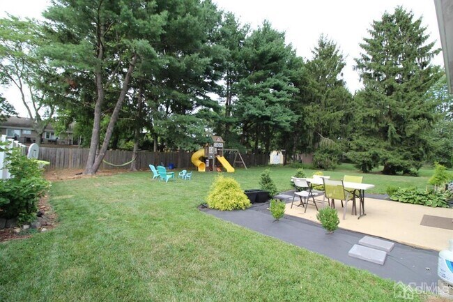 Building Photo - 47 Linden Ln S