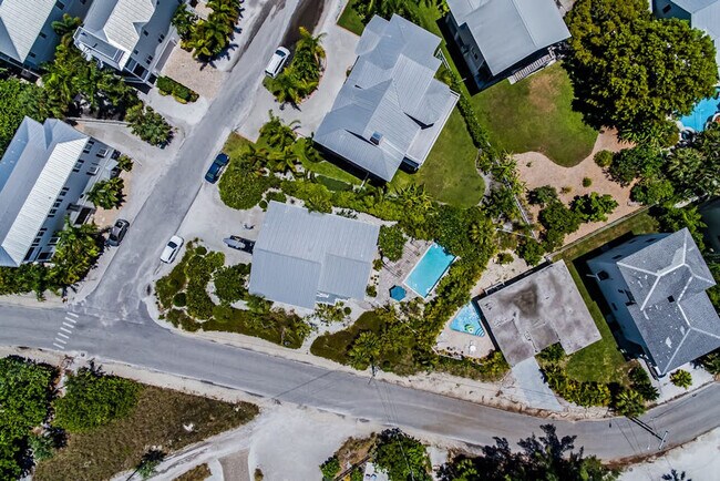 Building Photo - 744 N Shore Dr