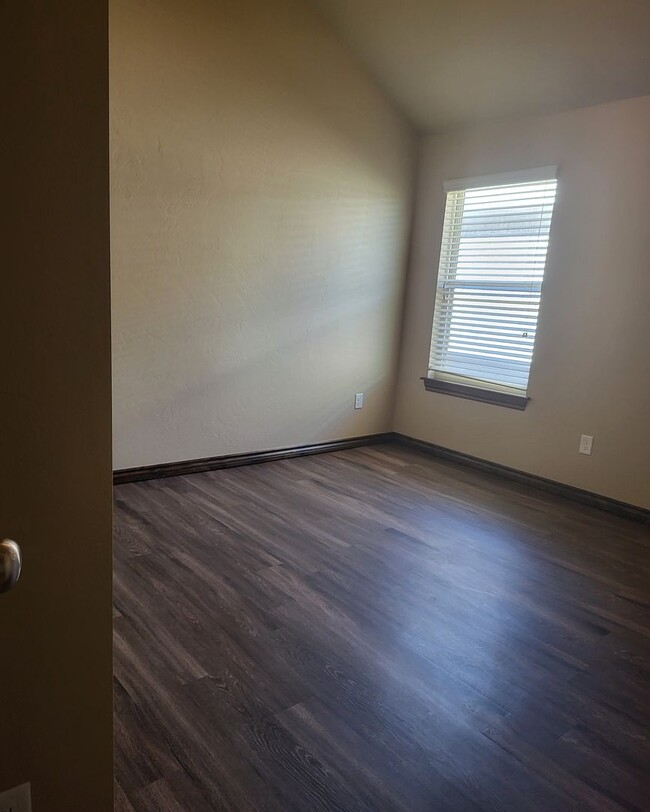 Building Photo - $1000 OFF 1ST MONTH RENT