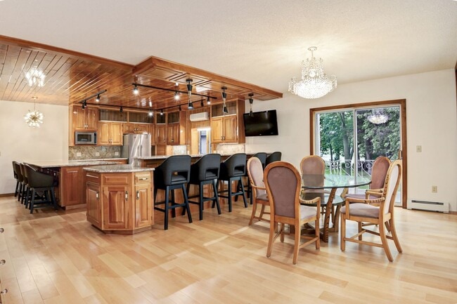 Building Photo - Luxury Riverfront Home