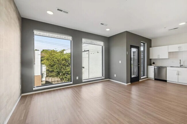 Building Photo - 806 Olympic St