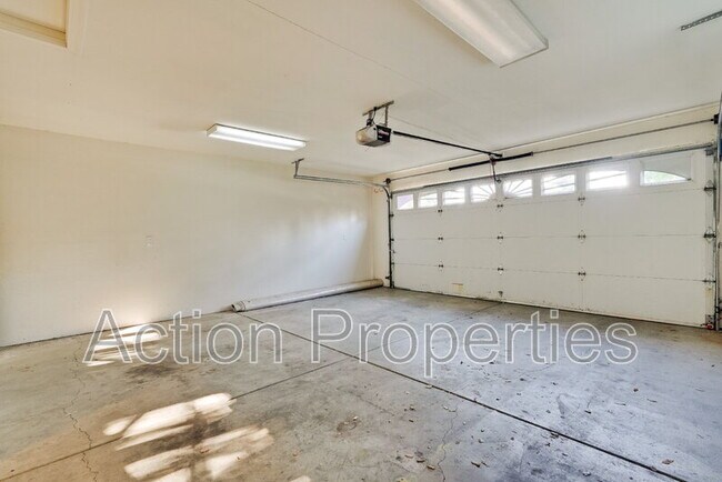Building Photo - 261 Langton Ave