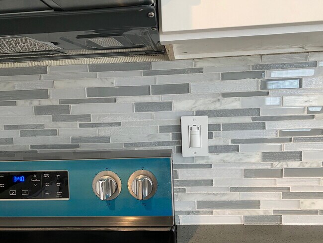 Building Photo - 7132 47th Ave SW