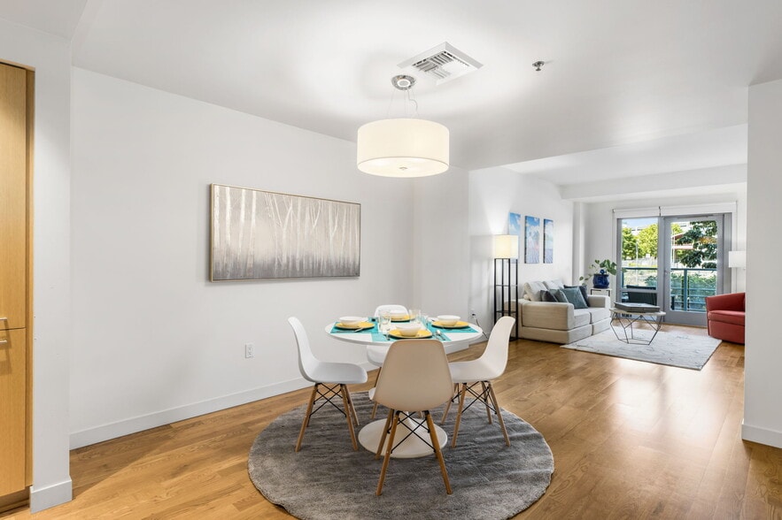 Building Photo - 1310 NW Naito Pky