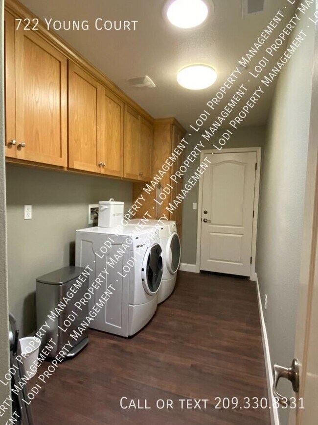 Building Photo - 722 Young Ct