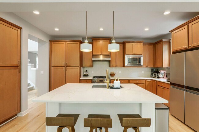 Building Photo - 5bd/3.5ba Bellevue Hoome