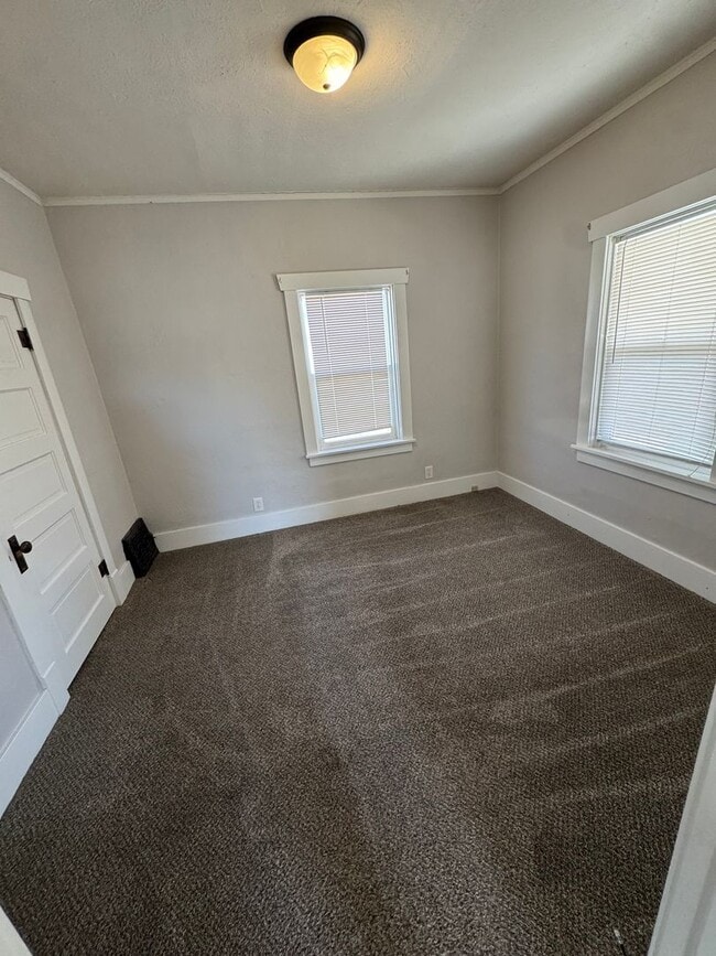 Building Photo - Main level house