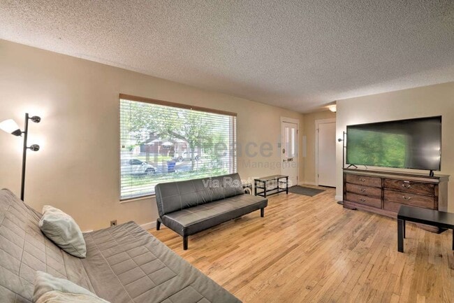 Building Photo - 462 E Haven Ave