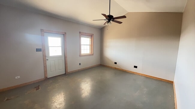 Building Photo - 3 bedroom 2 bathroom Barn dominium on 10 acres! First Month's Free!!