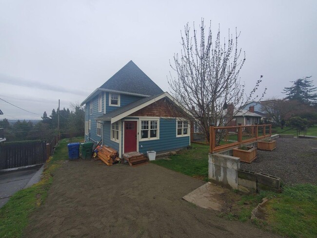 Building Photo - Newly remodeled with quality and comfort throughout.