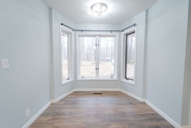 Building Photo - Beautiful Newly Remodeled Home on the Desoto Golf Course! A large landscaped lot with beautiful v...