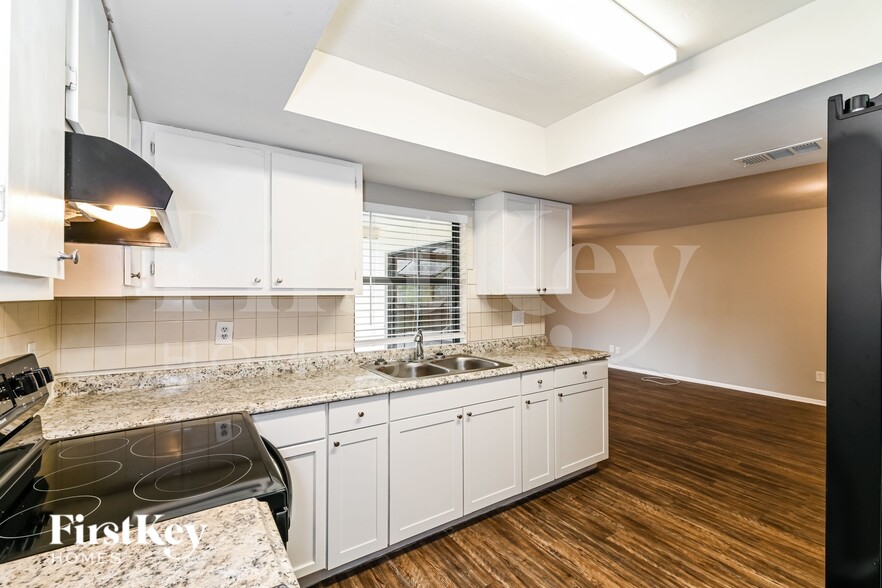 Building Photo - 2128 SE 3rd Terrace