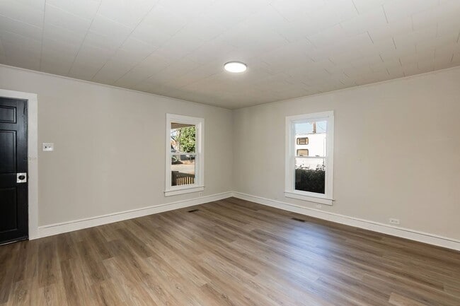 Building Photo - Renovated Two bedroom Home!