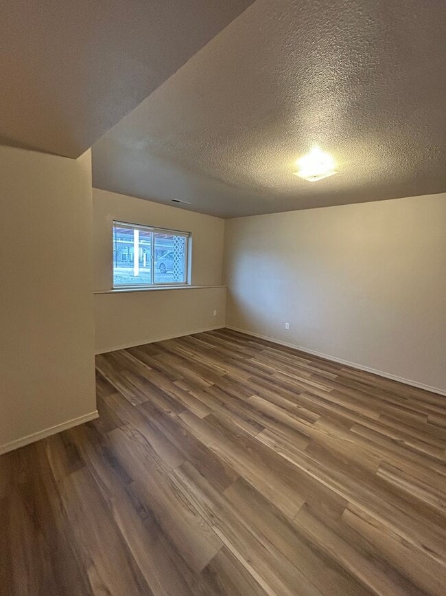 Building Photo - Split Level Townhouse