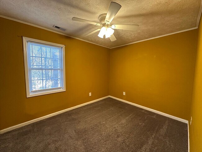 Building Photo - 2 Bedroom Duplex Near Ft. Bragg