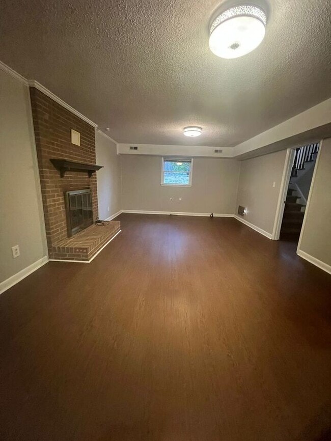 Building Photo - Wonderful 3 Bedroom Split Level Home In Sa...