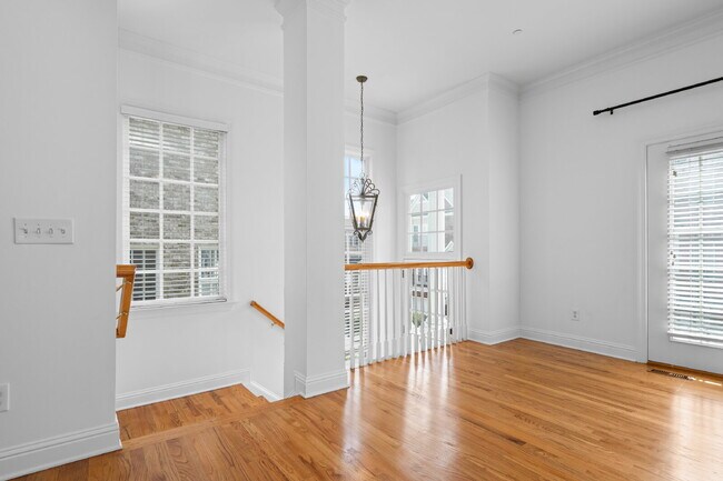 Building Photo - 312 Creekbank Way SE