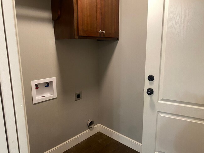 Building Photo - Executive rental on Carrera!  3/2/2