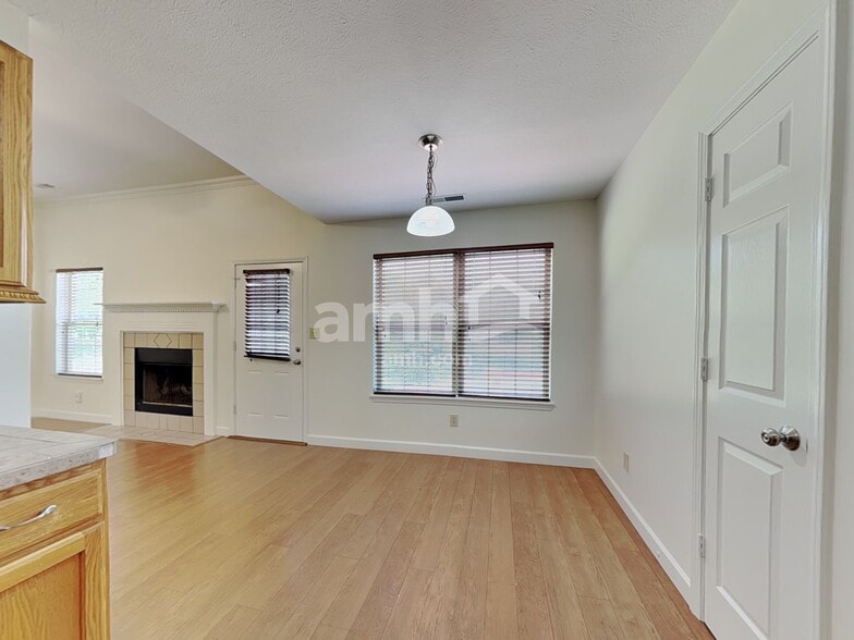 Building Photo - 559 Prince Dr