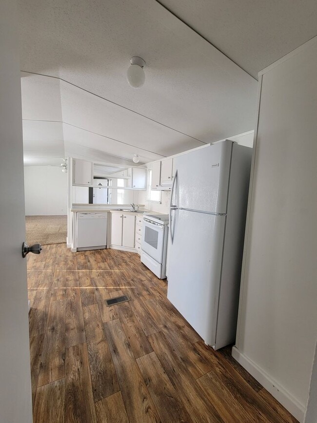 Building Photo - Ready to Move in