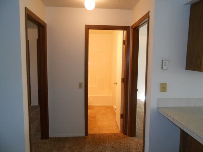 Building Photo - Cozy 2 Bed/1 Bath Apartment in North Lovel...