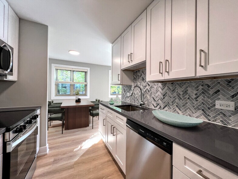 Building Photo - 530 W Aldine Ave