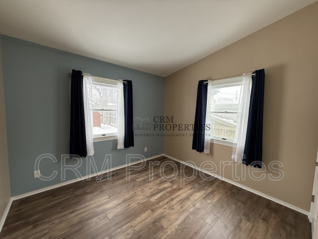 Building Photo - 1004 E Cornell Rd