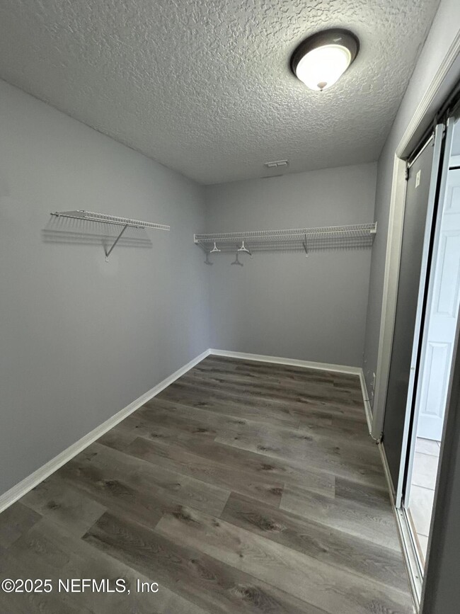 Building Photo - 10258 Meadow Point Dr