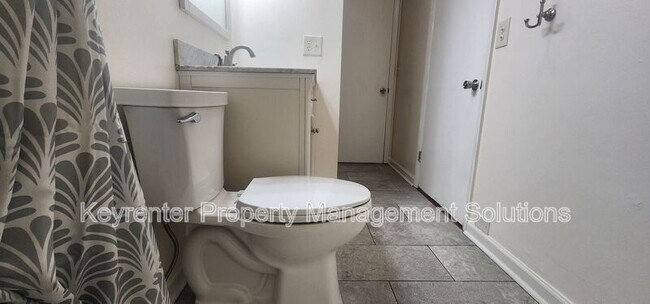 Building Photo - 825 Highland Ave