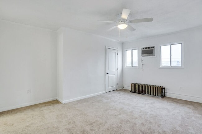 Building Photo - 2 bed 2 bath - great location, off street ...