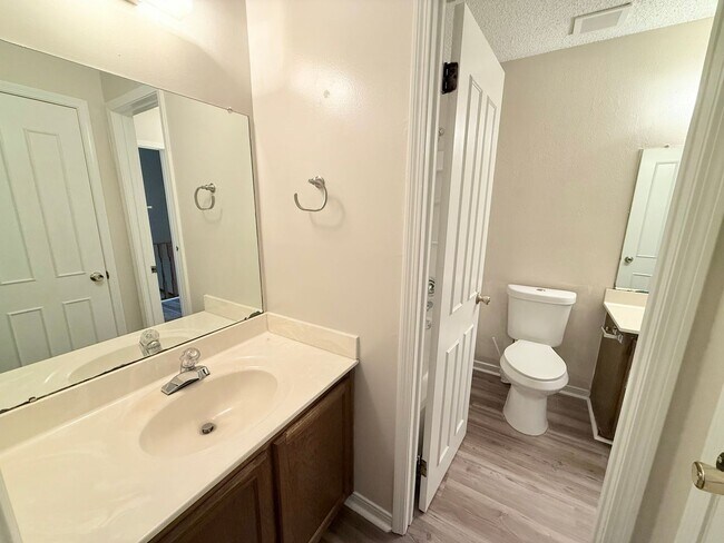 Building Photo - Spacious 2-Bedroom Townhome