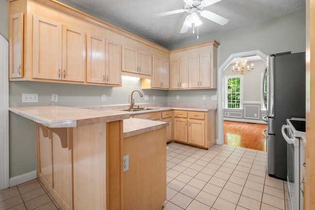 Building Photo - 619 Greyshire Dr
