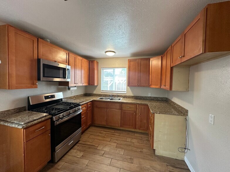 Building Photo - 539 S Gertrude Ave