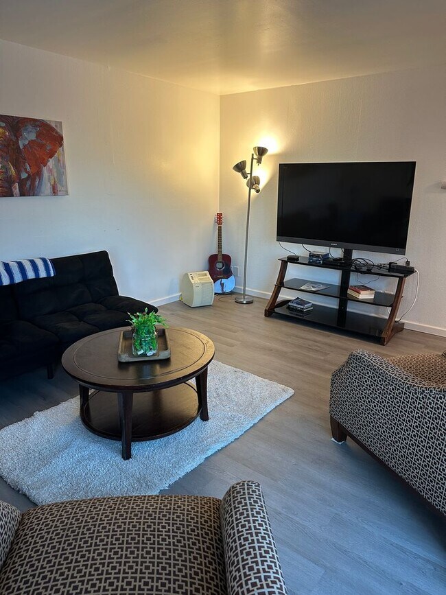 Building Photo - 521 N St