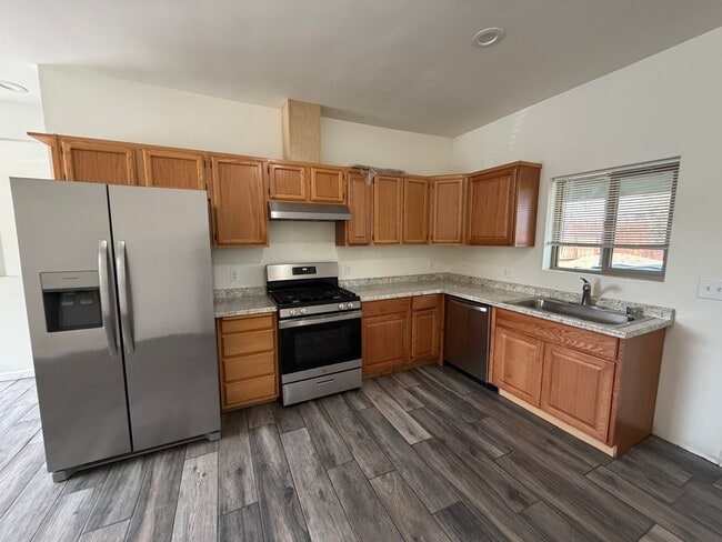 Building Photo - 1835 Desna St