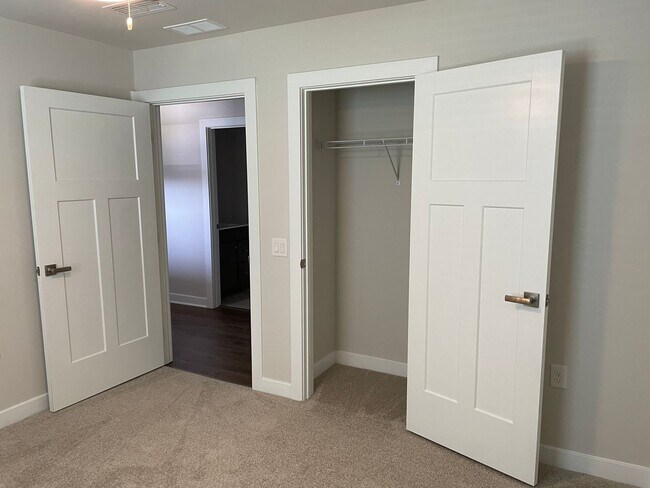 Building Photo - 3 Bedroom 2 Bathroom House In Hickman's Cr...