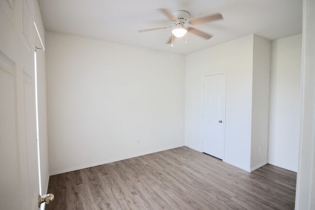 Building Photo - FOR LEASE! Nice 3 BR - 2 BA - 1,062 sf dup...