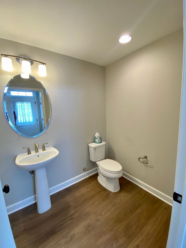 Building Photo - Charming 3-bedroom, 2.5-bathroom Townhouse