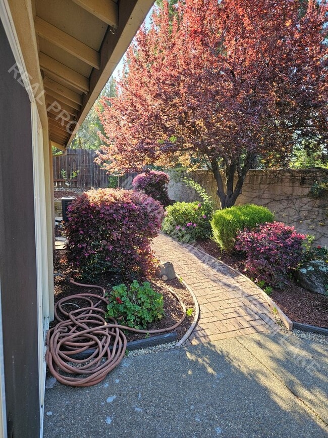 Building Photo - Coming Soon – 3 Bed / 2 Bath Home Near Folsom High School