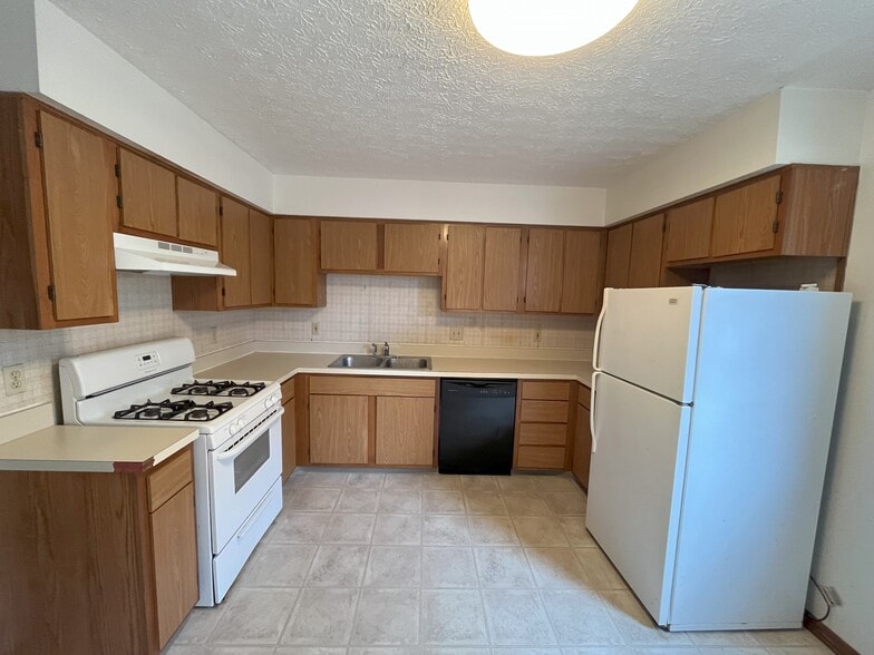 Building Photo - 180 E 12th Ave