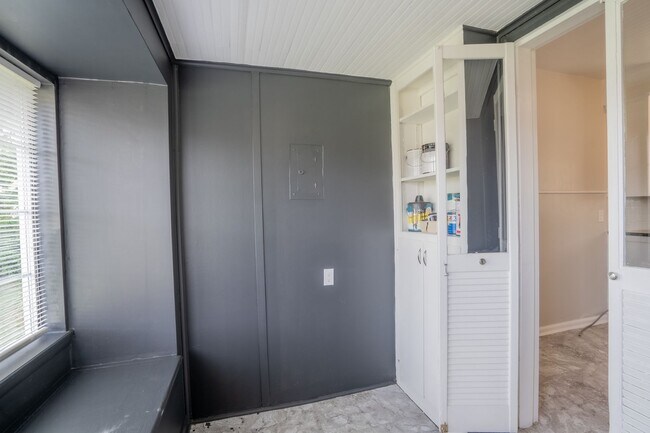 Building Photo - Cozy 2 Bedroom 1 Bathroom Home In Kendall-...