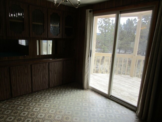 Building Photo - Manufactured Home on Acreage with Cascade Mountain Views! - Available Soon!