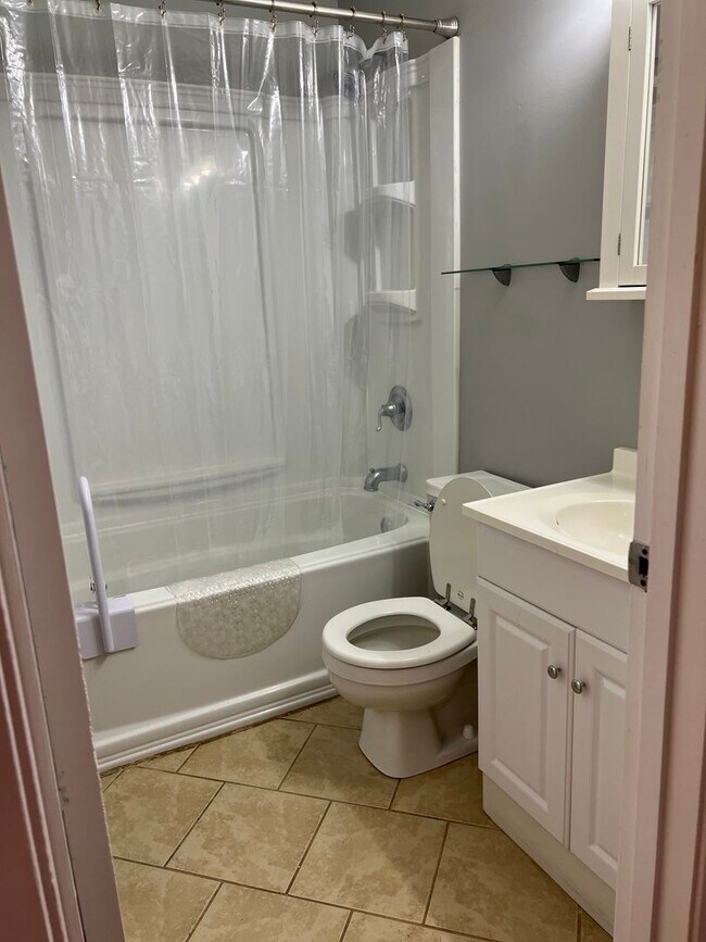 Building Photo - Knoxville 37921 - 3 bedroom 1.5 bath home - call Adam Sharp 865-254-0980