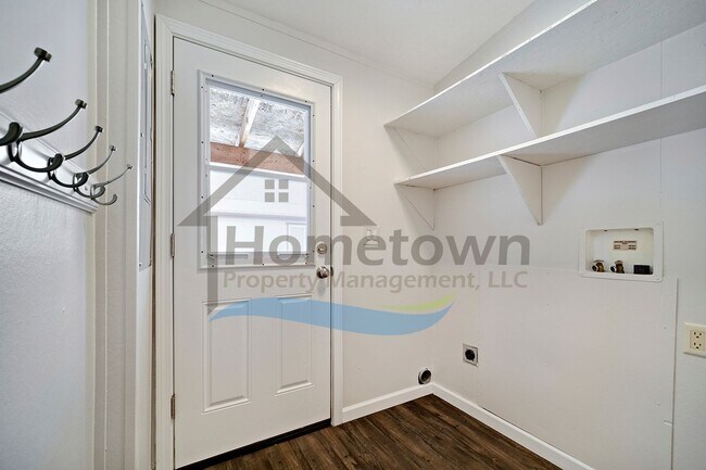 Building Photo - 2 Bedroom 2 Bathroom Home with Off-Street Parking Available in Athol!