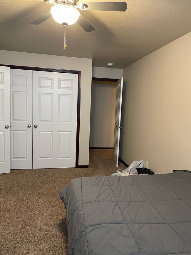 Building Photo - Spacious 2 Bedroom Twinhome SORRY NO PETS!!