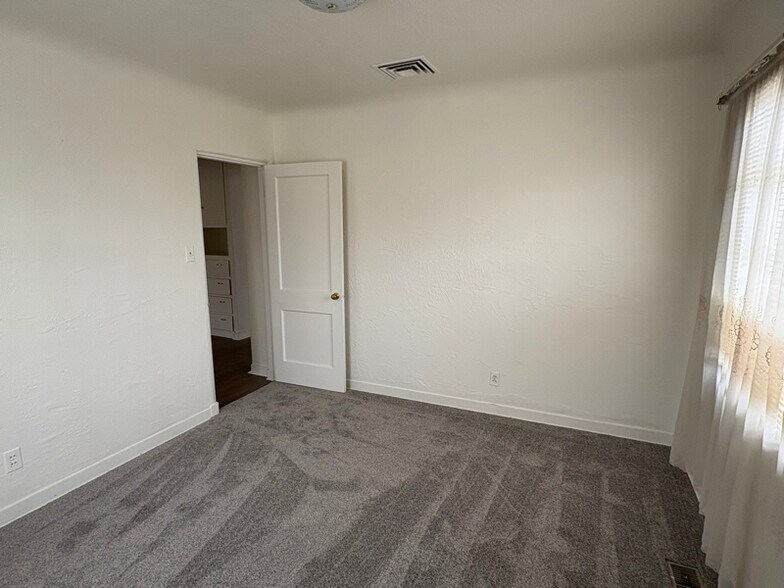Building Photo - 1038 Buena Vista Dr SE