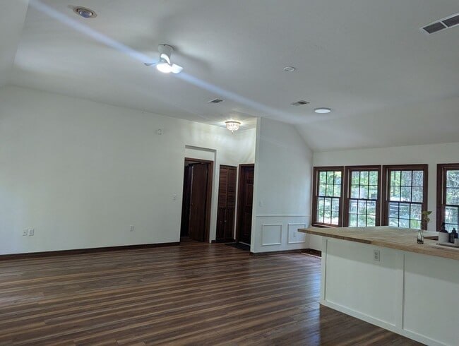 Building Photo - 3/2 : Nestled in the highly desirable Haile Plantation community