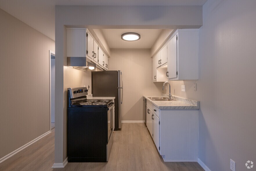 2BR, 1BA - 1,025SF - Kitchen - Biscayne Apartments